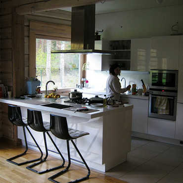 Прямая кухня с островом «Алвик» белого цвета