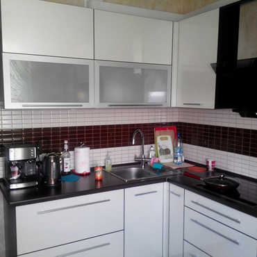 Угловая кухня «Елена» из МДФ белая с черной столешницей