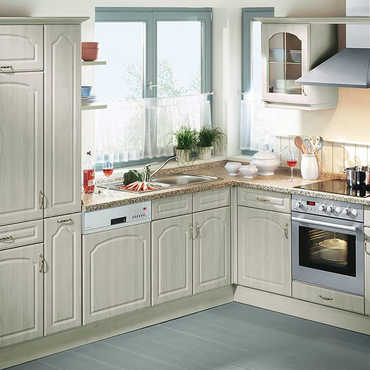 Угловая кухня с встроенным холодильником «Лувр» под серый тик
