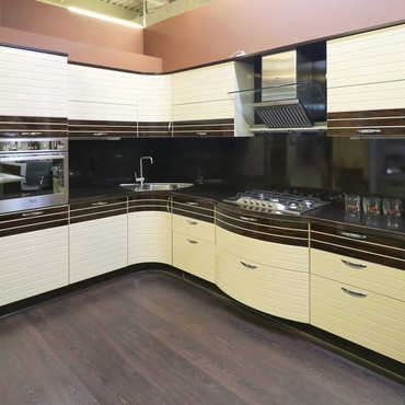 Угловая кухня «Бостон» из МДФ в эмали со шпоном цвета ваниль