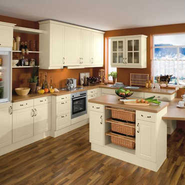 П-образная кухня со встроенным холодильником «София» в эмали цвета ваниль